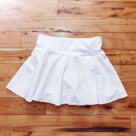 white tennis skirt with 2 pockets and shorts - Picture 3 of 4
